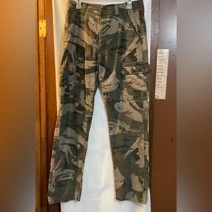 Wrangler: relax fit cargo men’s camo pants men’s size 32/34..